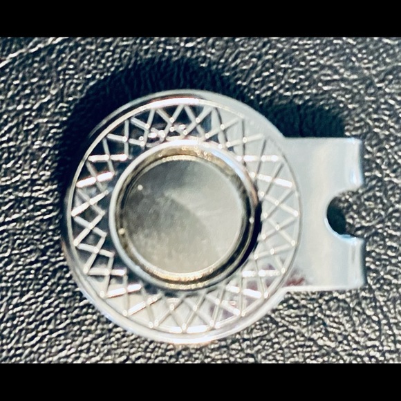 3 magnetic Titlest golf ball marker set with hat clip - Picture 2 of 5